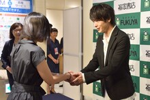 ファンと握手をする中村倫也（右）。