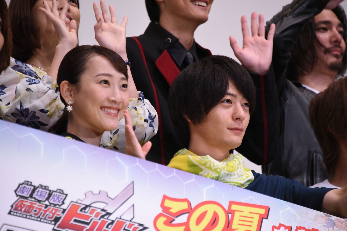 左から松井玲奈、犬飼貴丈。