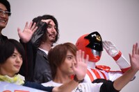 パトレン1号（後列右）とともに敬礼する水上剣星（後列中央）。