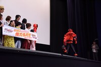 ギャングラー発生の知らせを聞きつけ、ステージをあとにするルパンレッド（右）。