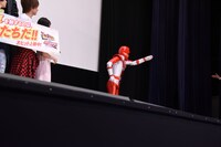 ルパンレッドを追いかけ、ステージをあとにするパトレン1号（右）。