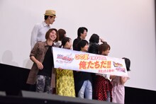 ステージをあとにしたパトレン1号に敬礼する水上剣星（後列右端）。