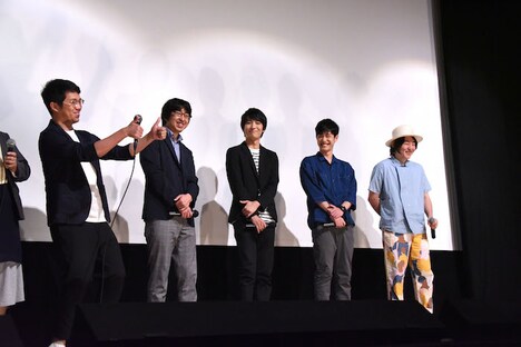 ビッケブランカ(右端)の中国語の発音を褒めるリ・ハオリン監督(左端)。