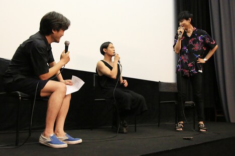 「一人の息子」舞台挨拶の様子。