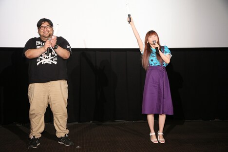 左から矢嶋哲生、中川翔子。