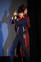 カメラ男を捕まえにやってきた朝加圭一郎（左）と夜野魁利（右）。