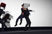 カメラ男（右）に飛びかかる朝加圭一郎（中央）。