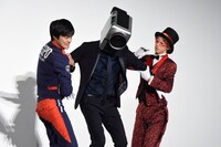 カメラ男（中央）を捕らえた朝加圭一郎（左）と夜野魁利（右）。