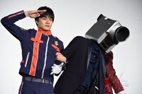 カメラ男（中央）を捕らえた朝加圭一郎（左）と夜野魁利（右）。