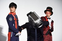 カメラ男（中央）を捕らえた朝加圭一郎（左）と夜野魁利（右）。