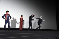 連行されるカメラ男（右端）。