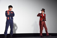 逃げようとする夜野魁利（右）。