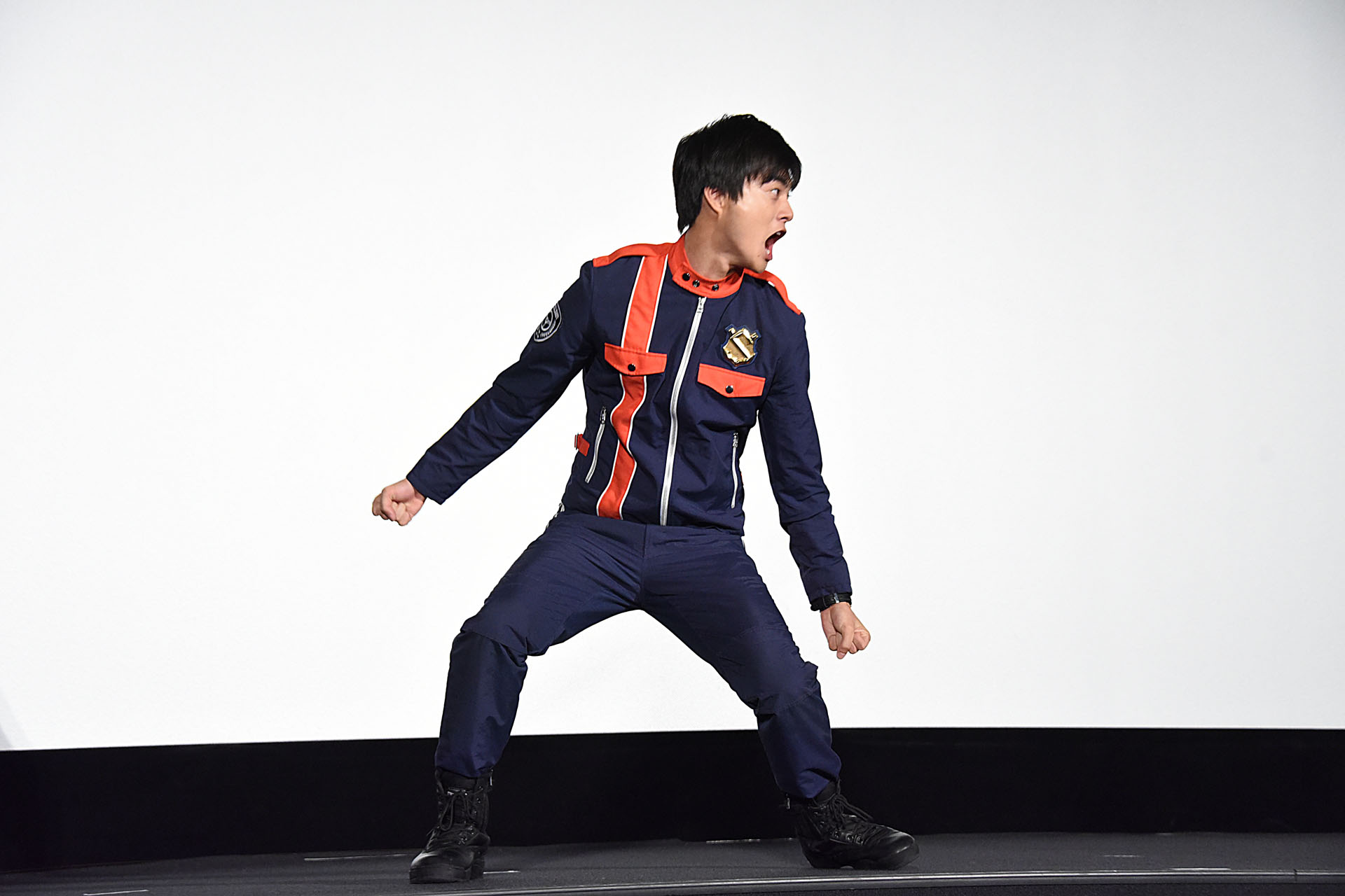 ルパンレッドを追いかける朝加圭一郎。