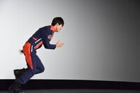 ルパンレッドを追いかける朝加圭一郎。