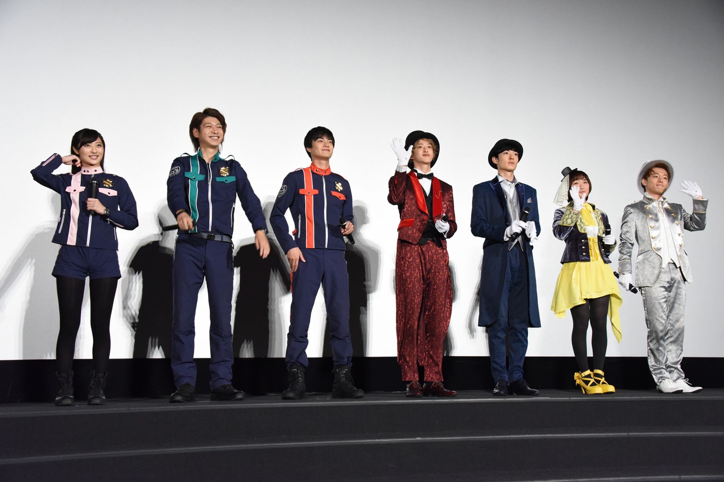 「快盗戦隊ルパンレンジャーVS警察戦隊パトレンジャー en film」公開2日目舞台挨拶の様子。