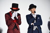 濱正悟（右）に「いくら主演でもしょっぱなから噛むのは許せないな」と言われる伊藤あさひ（左）。