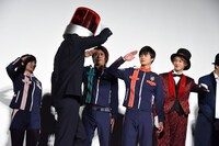 パトランプ男（手前）に敬礼するキャストたち。