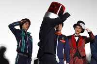 パトランプ男（手前）に敬礼するキャストたち。