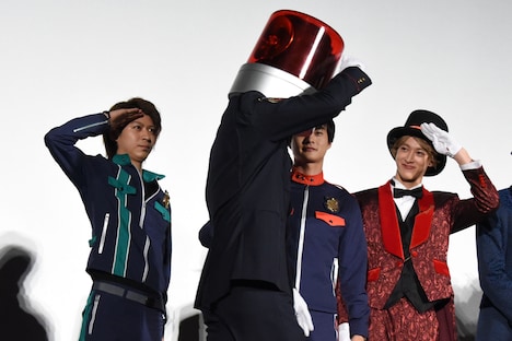 パトランプ男(手前)に敬礼するキャストたち。