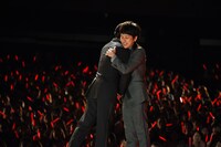 ステージ上で抱擁を交わす木村拓哉（左）と二宮和也（右）。
