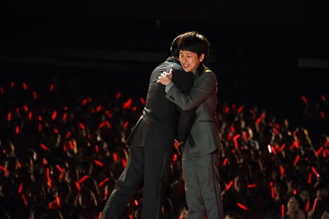 ステージ上で抱擁を交わす木村拓哉（左）と二宮和也（右）。