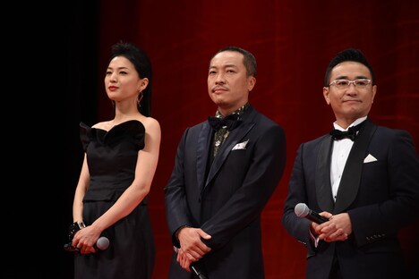 左から芦名星、音尾琢真、八嶋智人。