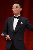 二宮和也の肩をたたく八嶋智人。