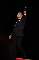 「元気ですかー！」と観客を盛り上げる八嶋智人。