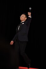 「元気ですかー！」と観客を盛り上げる八嶋智人。