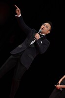 「元気ですかー！」と観客を盛り上げる八嶋智人。