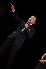 「元気ですかー！」と観客を盛り上げる八嶋智人。