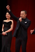 木村拓哉の大ファンであることを明かし「客席の皆さんと同じ気持ちです！」と観客に呼びかける音尾琢真（右）。