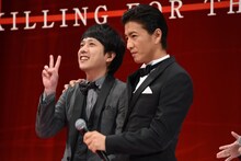 木村拓哉（右）に「頼りがいのある後輩」と言われ、ピースする二宮和也（左）。