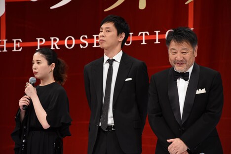 左から吉高由里子、大倉孝二、原田眞人。