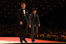 サプライズで再登場した木村拓哉（左）と二宮和也（右）。
