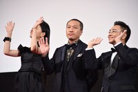 左から芦名星、音尾琢真、八嶋智人。