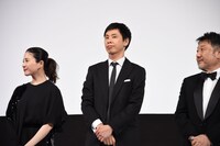 左から吉高由里子。大倉孝二、原田眞人。