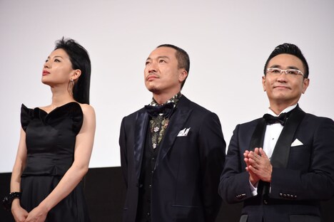 左から芦名星、音尾琢真、八嶋智人。