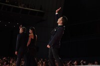 2階の観客に感謝を伝える八嶋智人。