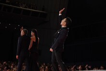 2階の観客に感謝を伝える八嶋智人。