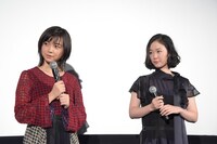 左から上白石萌歌、黒木華。