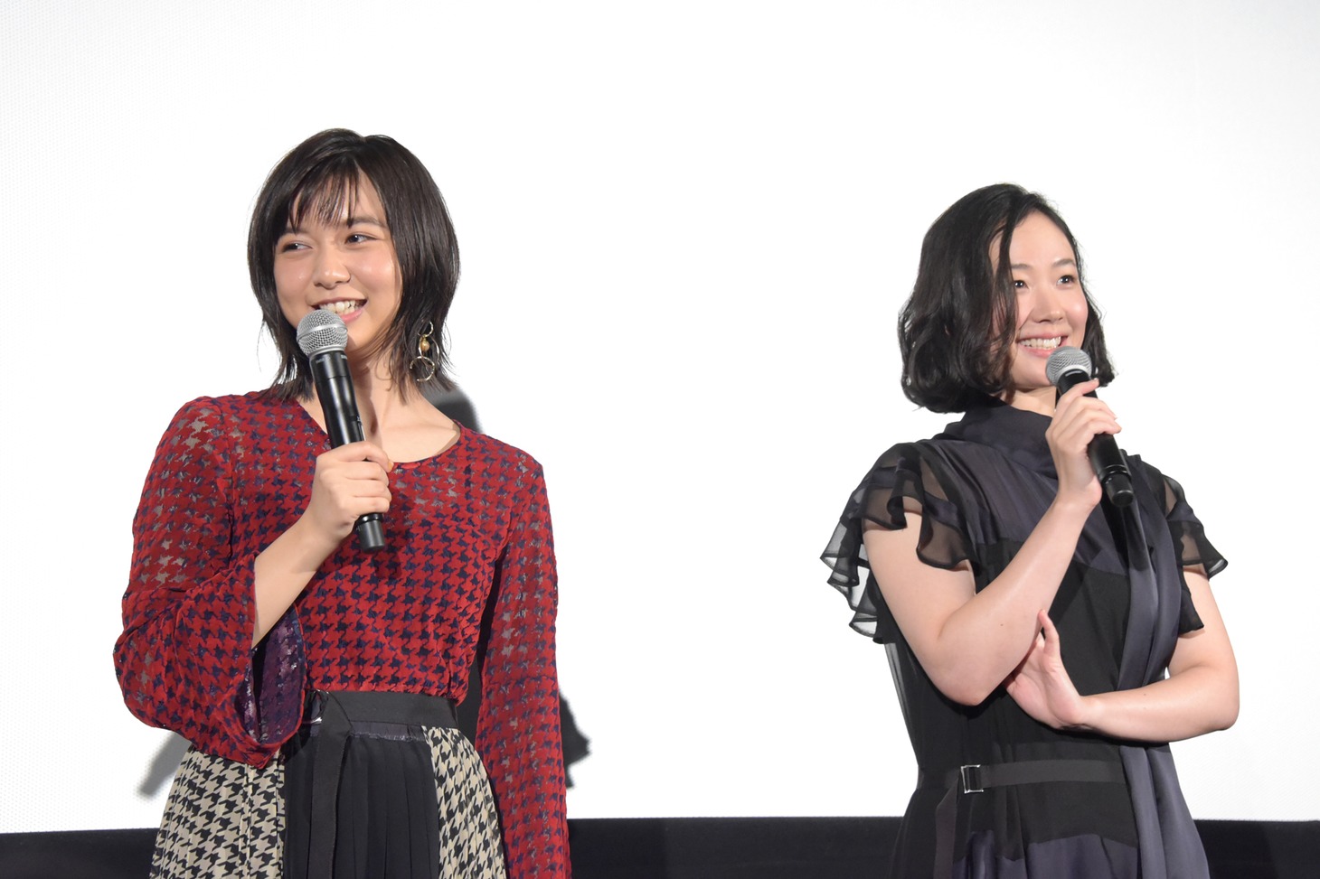 左から上白石萌歌、黒木華。