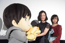 くんちゃんから花束を受け取る黒木華（中央）と上白石萌歌（右）。