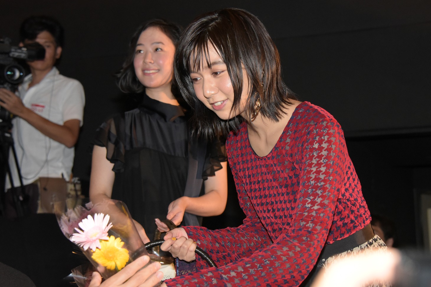 観客に花をプレゼントする上白石萌歌。