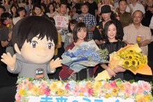 「未来のミライ」大ヒット御礼舞台挨拶の様子。左からくんちゃん、上白石萌歌、黒木華。