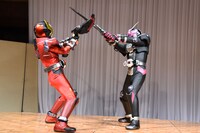 左から仮面ライダーゲイツ、仮面ライダージオウ。