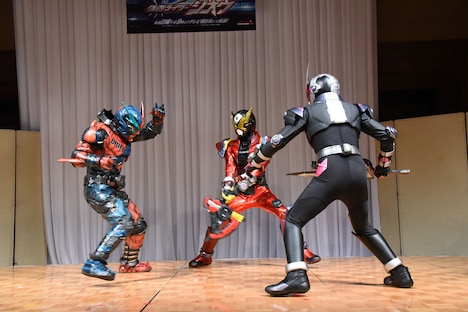 左からアナザービルド、仮面ライダーゲイツ、仮面ライダージオウ。