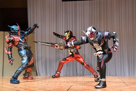 左からアナザービルド、仮面ライダーゲイツ、仮面ライダージオウ。