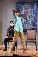 変身ポーズを披露する奥野壮。