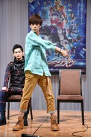 変身ポーズを披露する奥野壮。